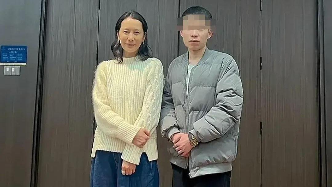 海清回老家祭祖，素颜和亲友聚餐，生图曝光清瘦又显老