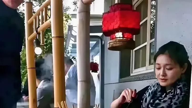 大S这个泡菜媳妇当的真是合格，这小围巾太好看，妥妥一村姑