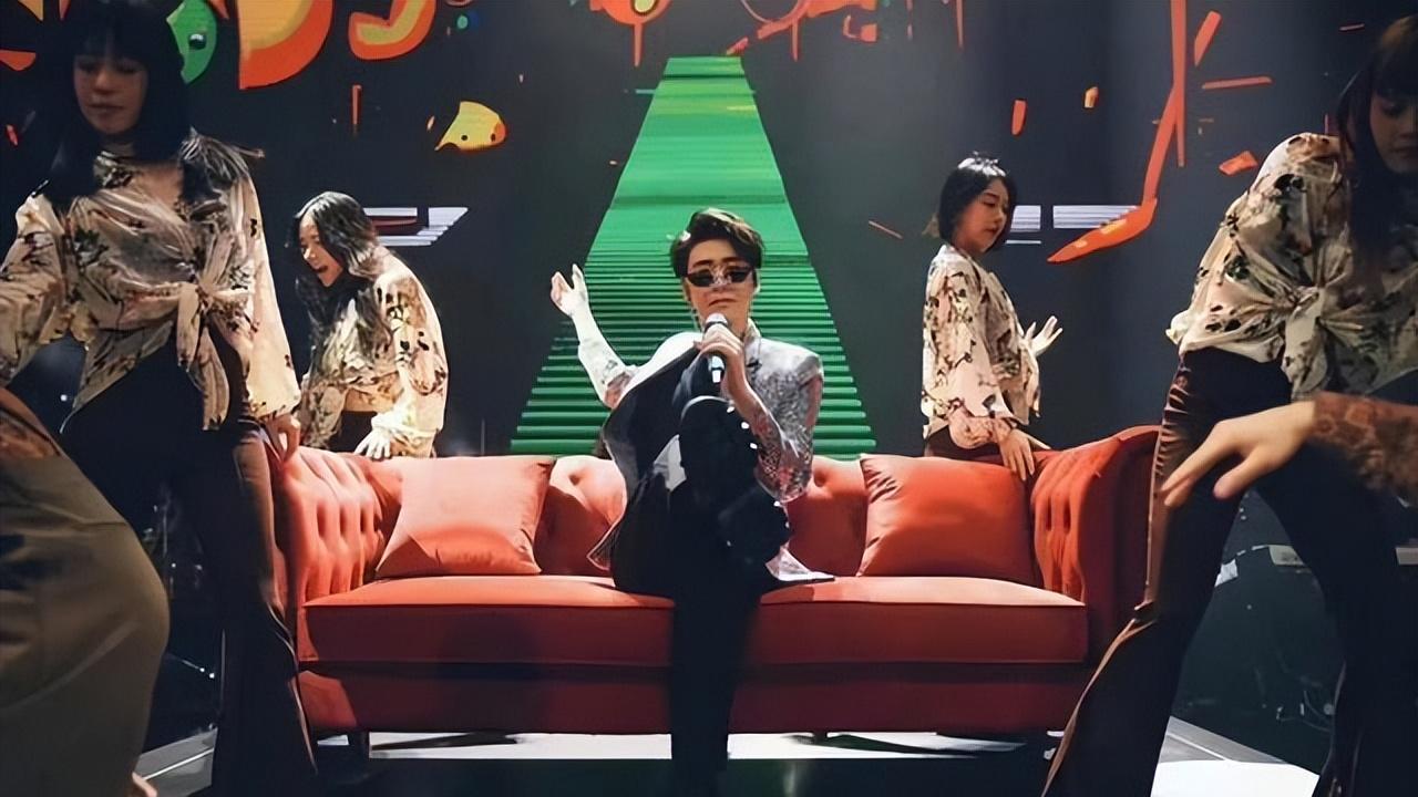 曾经德云社顶流张云雷，身材发福显油腻，演唱会票价不到一折！