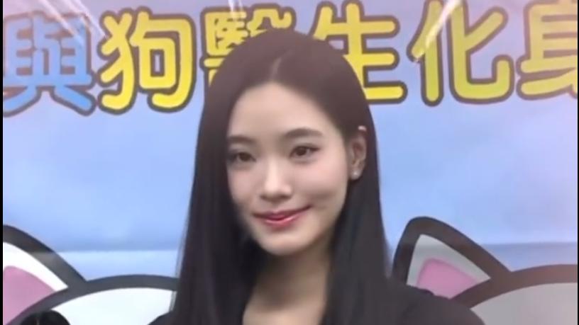 小S二女儿Lily出席慈善活动，台媒狂赞：超美九头身美女！