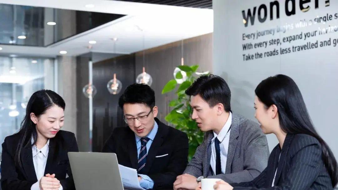 下班后领导“打电话让你回去加班”，一句“好的，我马上回公司”足以暴露低情商，高情商