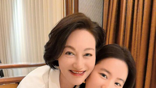 刘亦菲晒合照：与惠英红搂抱好有爱，抱着阿奶吴彦姝贴脸合照