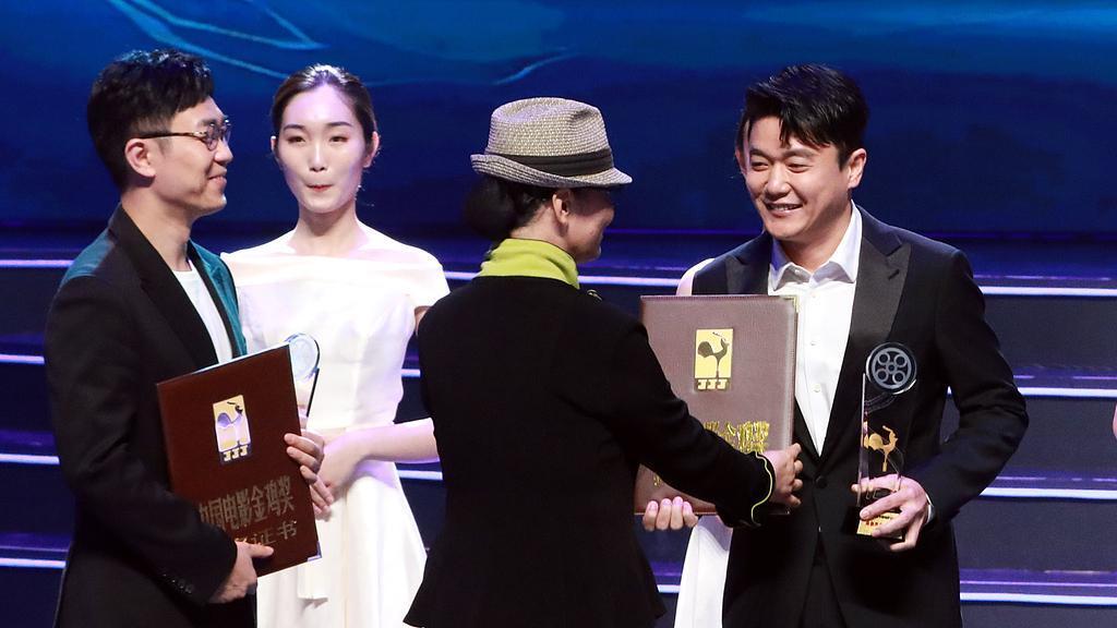 张艺谋的十一座金鸡奖奖杯你注意了么