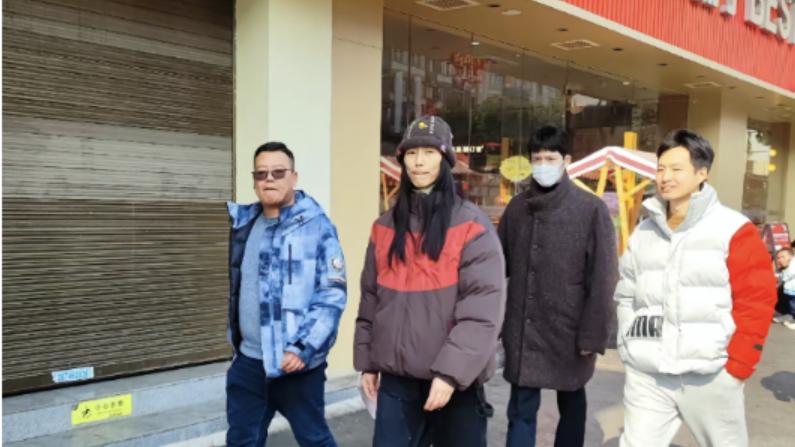 超模刘雯回湖南老家过年！知名男星井柏然陪同，数名保镖贴身保护