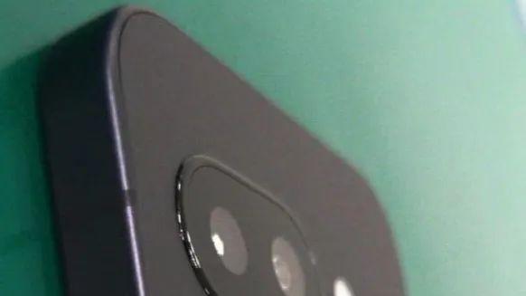 谷歌Pixel 9a新机曝光：摄像头微凸，底部SIM卡槽设计揭秘！