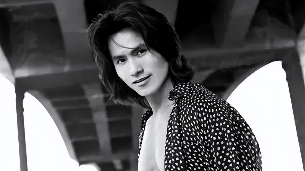 曾是世界武术冠军，甄子丹都打不过他，如今在国外红得发紫