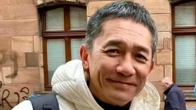 梁朝伟德国偶遇，憨憨微笑引网友热议：白发也帅得没朋友！