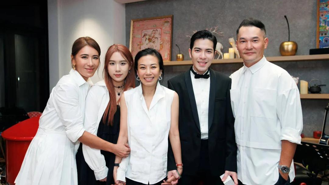 看了51岁林有慧穿搭，才发现她穿衣简约，和37岁雨神萧敬腾很般配