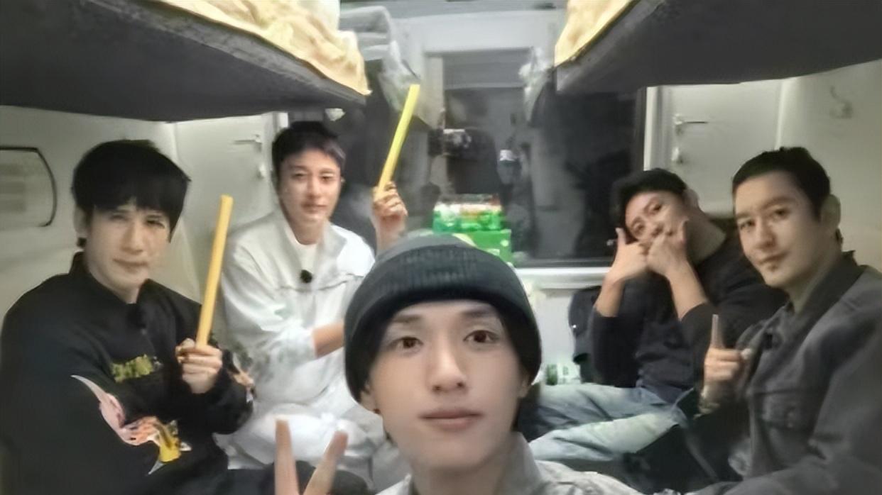 极限挑战|极挑官宣，黄明昊提前哥哥们到达录制现场，背着哥哥们偷偷幸福