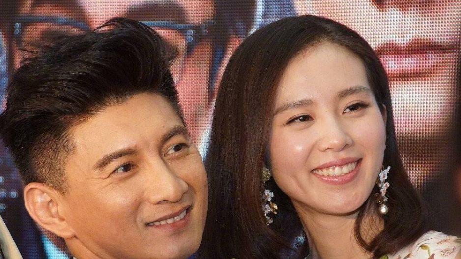 吴奇隆5岁儿子被拍到在他怀里上蹿下跳，网友：这么大孩子还抱着