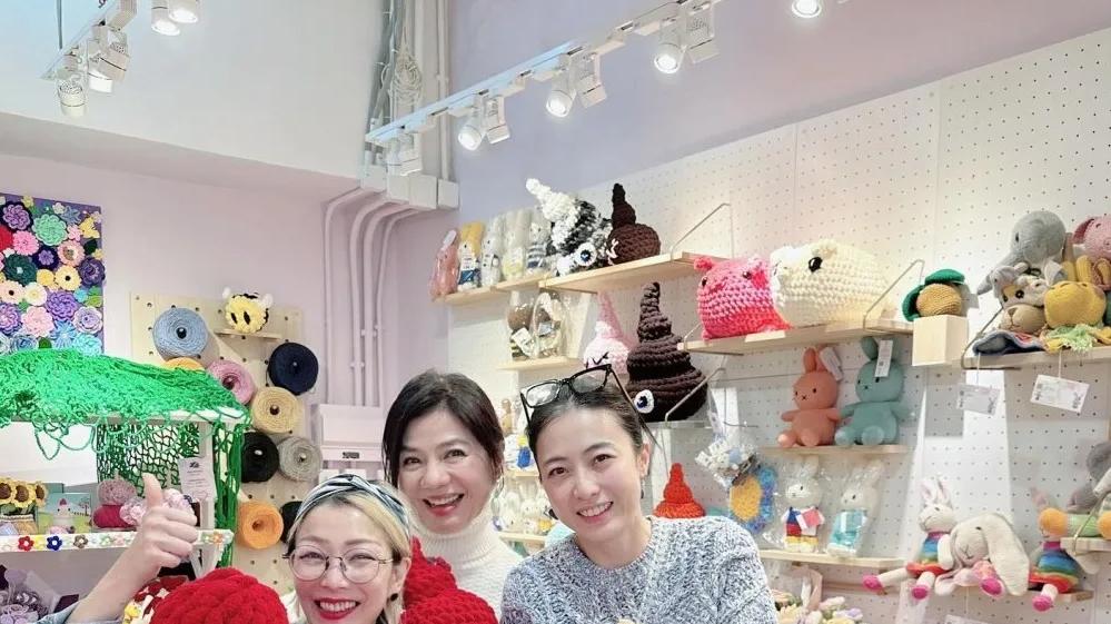 郑秀文、钟楚红为甘比庆祝45岁生日，独特造型的蛋糕和郑秀文的搞怪表情亮了！