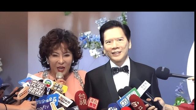向华强参加萧敬腾婚礼，面部苍白四肢僵硬像蜡像，网友：儿子气的