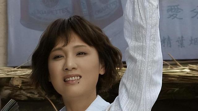 被称为古装第一美人，和知名导演同居27年，却在63去前后悔痛哭