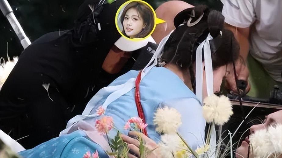 白鹿曾舜晞吻戏路透疑似口水拉丝 两人拍戏时白鹿趴在曾舜晞身上