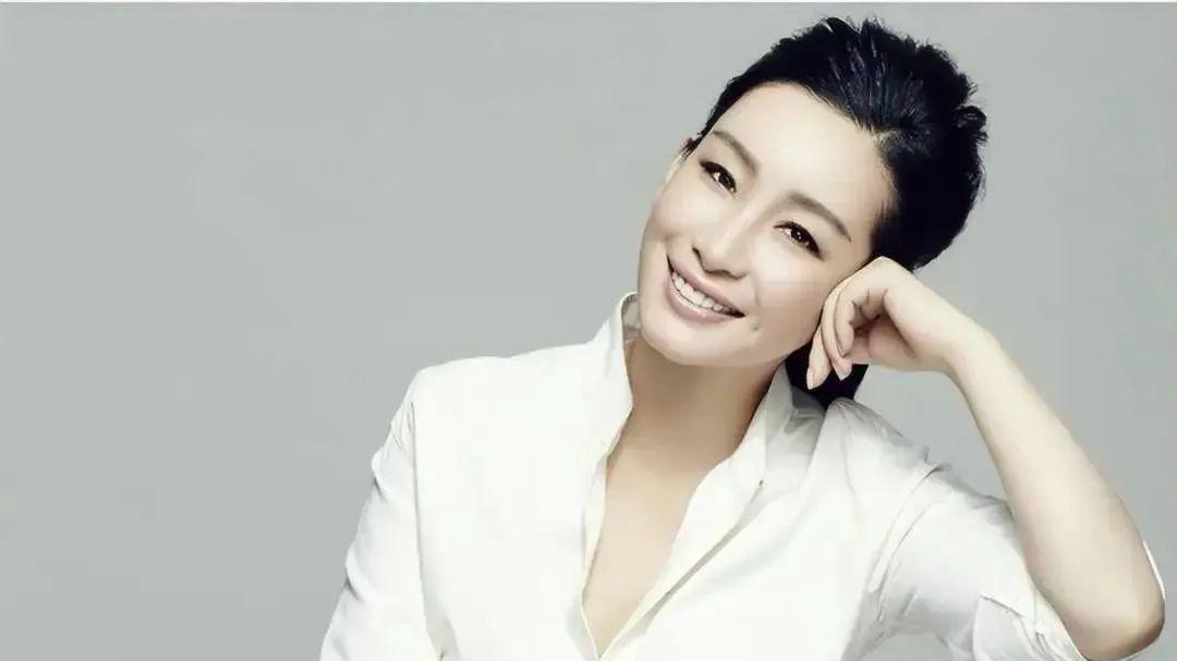 娱乐圈10位中年女星，个个肤白貌美性感妖娆，年纪越大越有女人味！