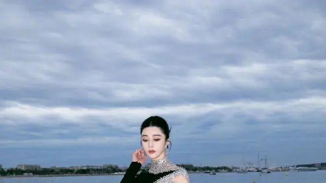 43岁范冰冰水蜜桃身材绝了！穿天使装又纯又欲，不愧是内娱第一美女！