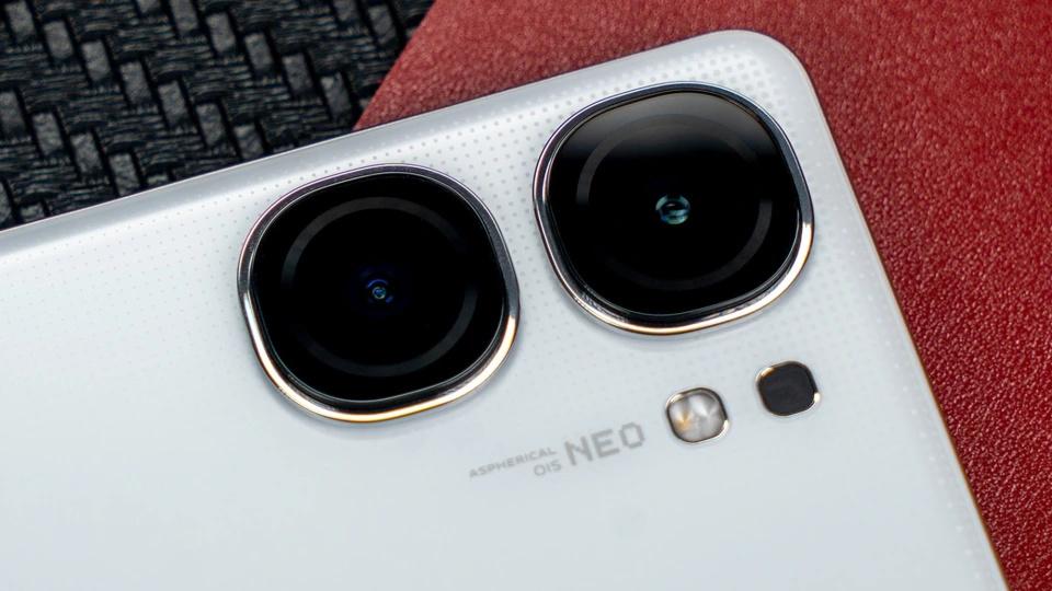 iQOO不讲武德，发布仅四个月突降932元，16GB+1TB+8T旗舰屏