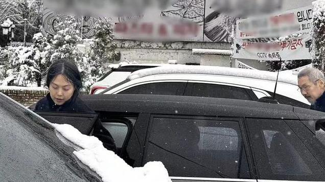 演员金敏喜与64岁男友洪尚秀出街，恋爱快10年，男方有妻女未离婚