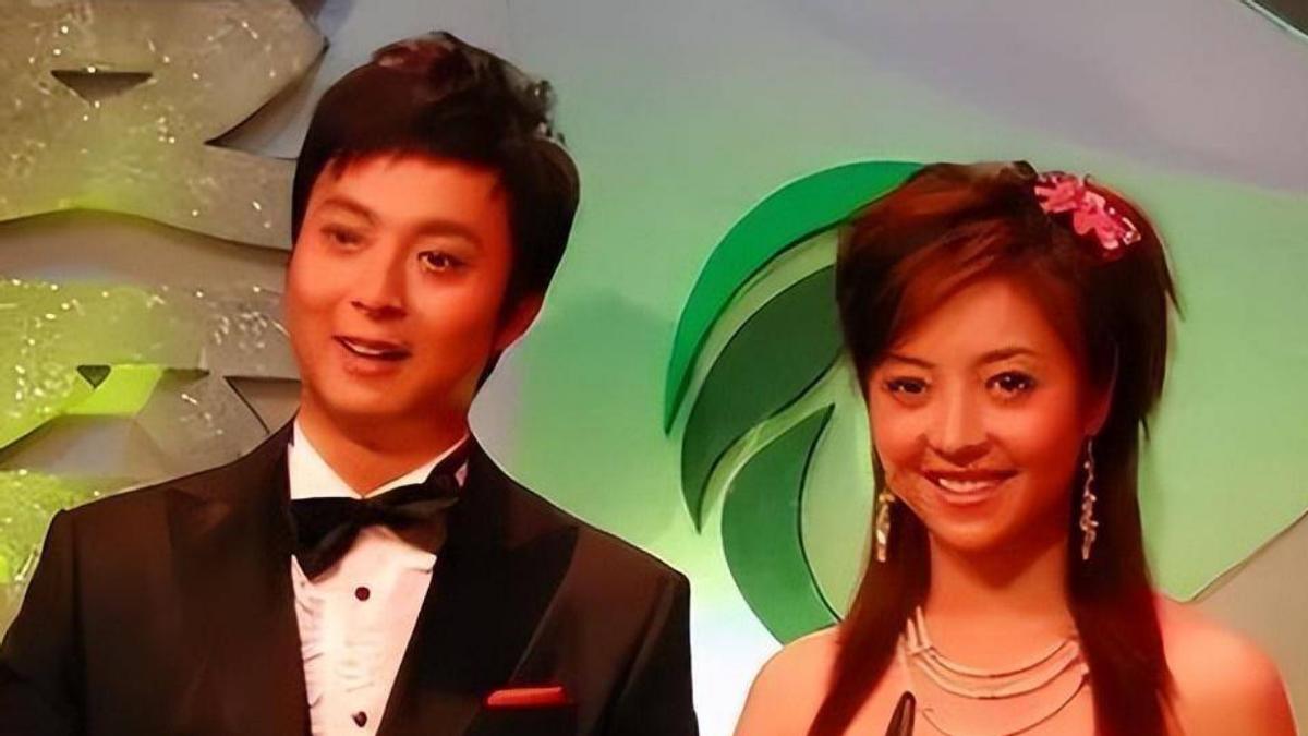 主持人佟瑶：因下车方便失踪，20分钟后，路边只剩下一只高跟鞋