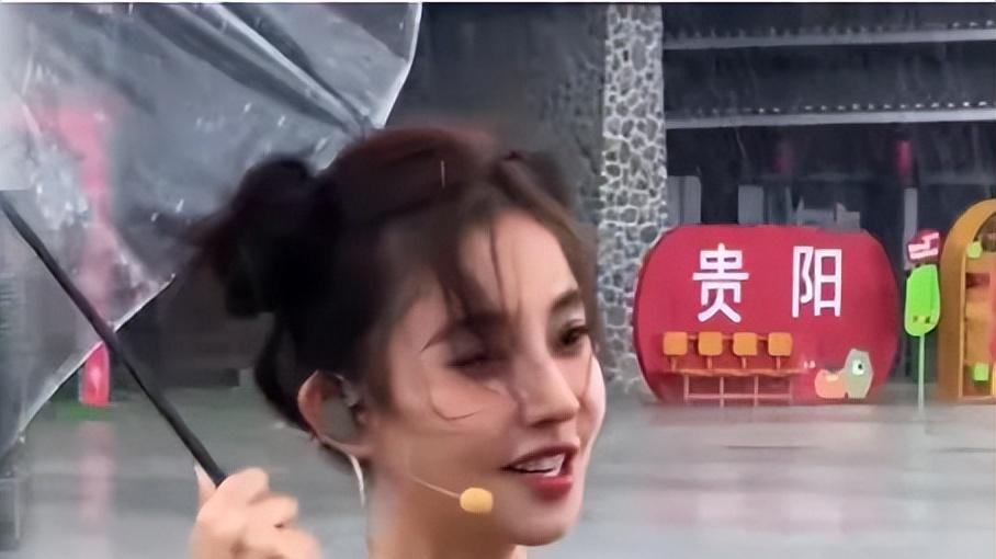 冯提莫直播遇暴雨全身湿透，突显完美身材，网友：真的是太敬业了