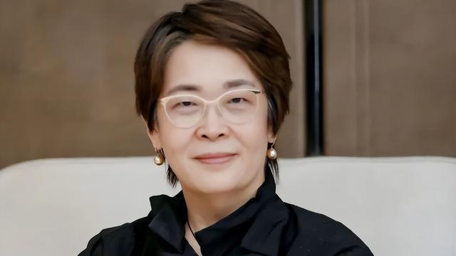 央视胖主持张越，如今鼻孔外翻身形暴瘦，离开央视后她经历了什么