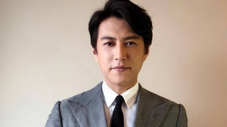 靳东作为老戏骨，为何不走演艺路，而要往政界发展？