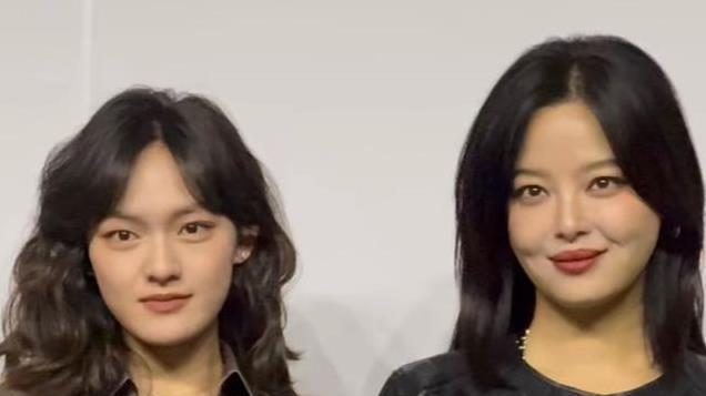 44岁董洁同框38岁辛芷蕾，一个穿短裙冻得僵硬、一个穿棉衣超自信