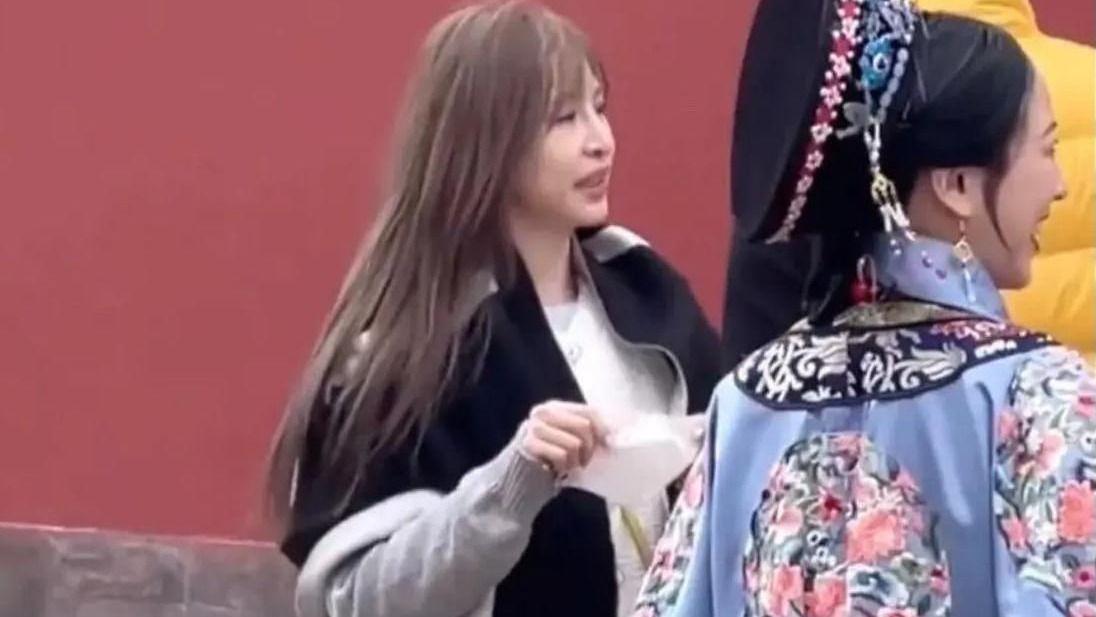 网友故宫偶遇王心凌，大眼睛黄头发身材迷人，拍照像18岁少女