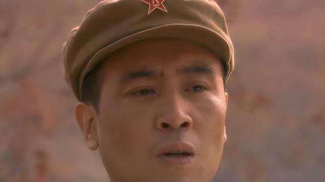 三岁丧父，靠吃姐姐奶水活下来，成名后为8个哥哥姐姐买房！