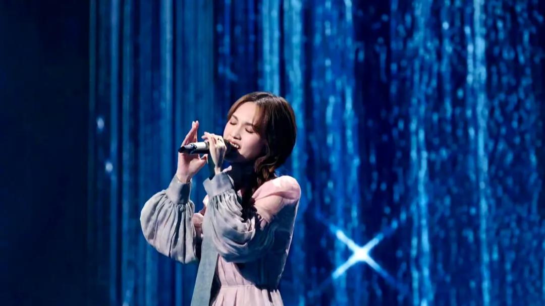 40岁杨丞琳晒照，穿粉蓝渐变色长裙，像古堡里的公主