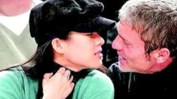 12年前，章子怡与洋男友海边上演叠罗汉，留下的81张照片成为一生之痛