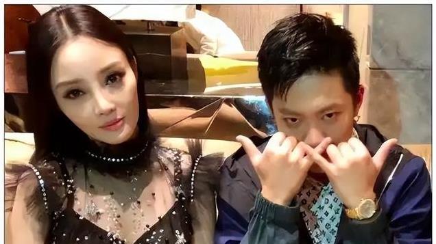 43岁李小璐近照曝光，独自滑雪，苹果肌太大显老，个子矮像1米5