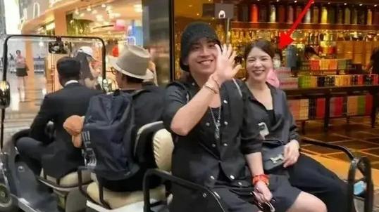 王大陆和女友看大熊猫，亲密合影，感情稳定