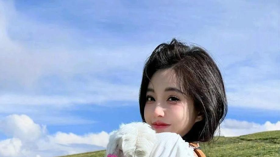 冯提莫户外直播突遇暴雨，全身湿透难掩好身材，网友：这也太敬业了！