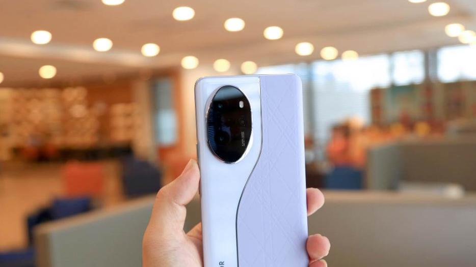 从3699元跌至2431元，16G+256G+无线充，从高端市场跌至中端市场