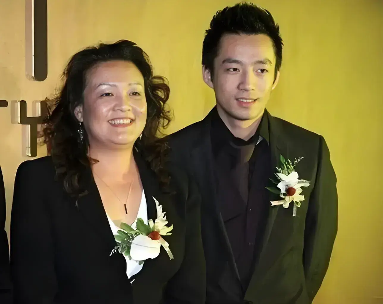 张兰回京后首场直播情绪失控，直言大S又里外里坑汪小菲5200W!