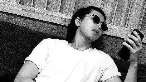 蔡徐坤近照曝光认不出！躺沙发上显颓废，但身上肌肉增加了不少