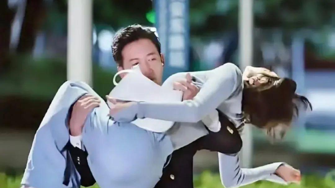 秦岚身材被低估，穿瑜伽裤大秀好身材，臀腿比例优越