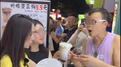 58岁李若彤珠海夜市吃美食，网友负评一面倒：本地人都不去