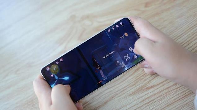 卢伟冰拿出诚意！骁龙8sGen3手机跌至1409元，轻薄机身+耐摔直屏