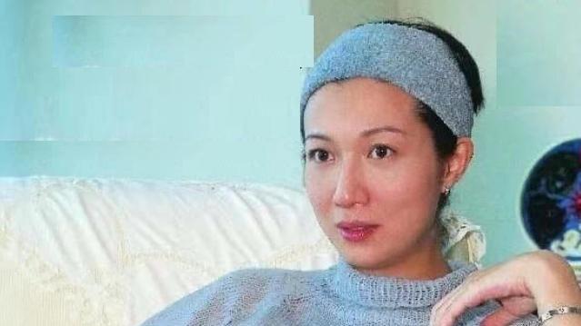 1999年吴绮莉怀孕6个月，为小龙女准备婴儿鞋，头戴帽巾做孕妇