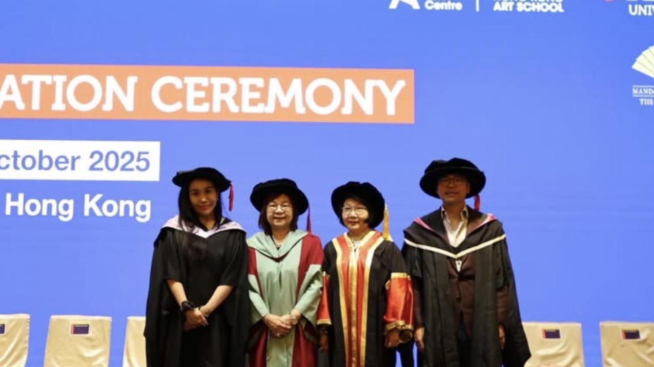 35岁何超盈出席毕业礼，穿上博士袍英气十足，合照与校长站同一排