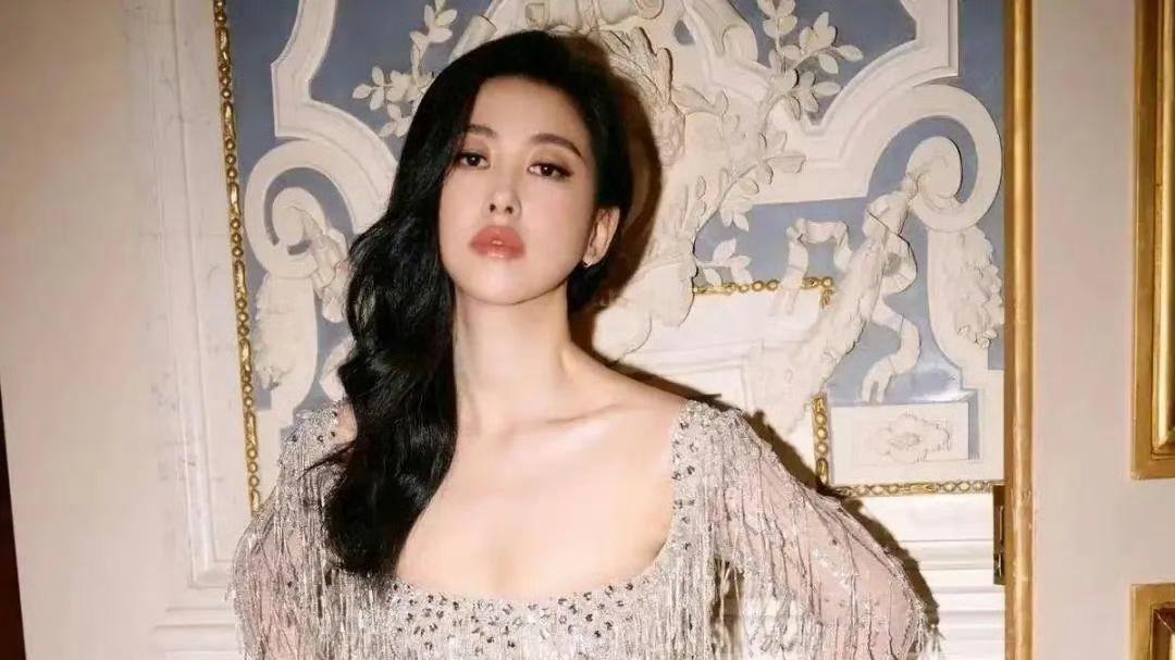 朱珠这衣服太欲了吧 ???