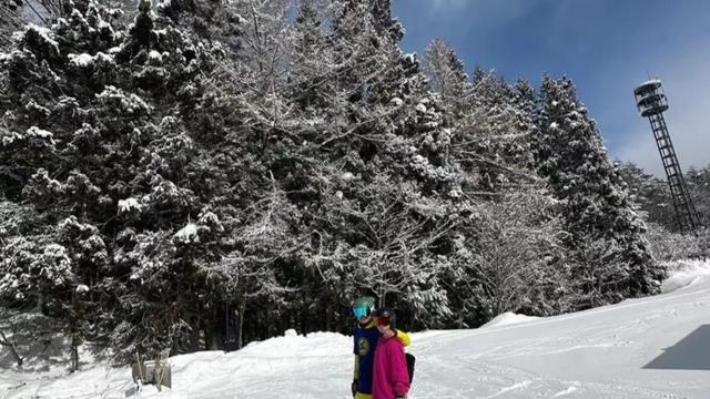 43岁胡定欣在元宵佳节公开与男友合照，男友全程笑脸，高大帅气！