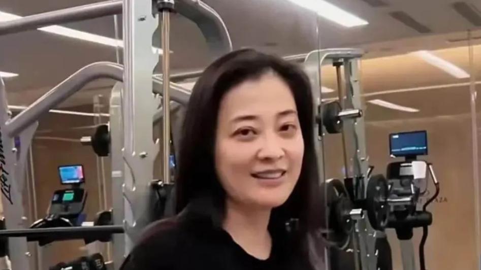50岁梅婷健身房被偶遇，纯素颜出镜难掩骨子美，果然自律的女人最美丽！