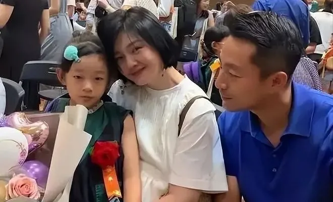 大S女儿汪希玥曾经的“小公主”：小姨在家办派对，吃蛋糕喝香槟，没人在意我们