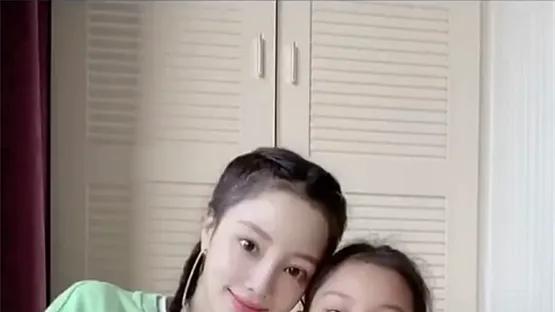 李小璐微博跳出的那行\四年青春喂了狗\像根针扎进热搜榜