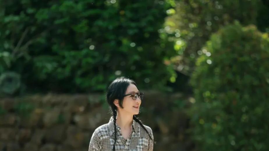 被50岁周迅惊艳到！格纹衬衫+牛仔裤文艺又洋气，50岁嫩得像25岁