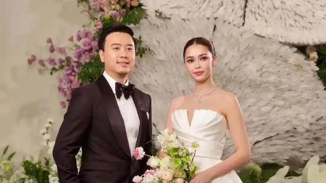 泰星Pat二婚带儿子嫁给小14岁男友Chanon，两人商量再要一个孩子