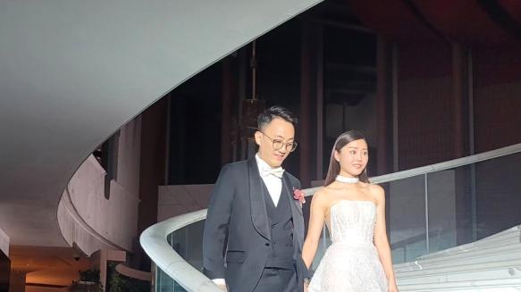 40岁香港女星婚宴现场相曝光！金器戴满身贵气逼人抢尽风头